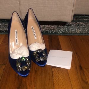 NWT - Manolo Blahnik Hangisi Satin Pumps